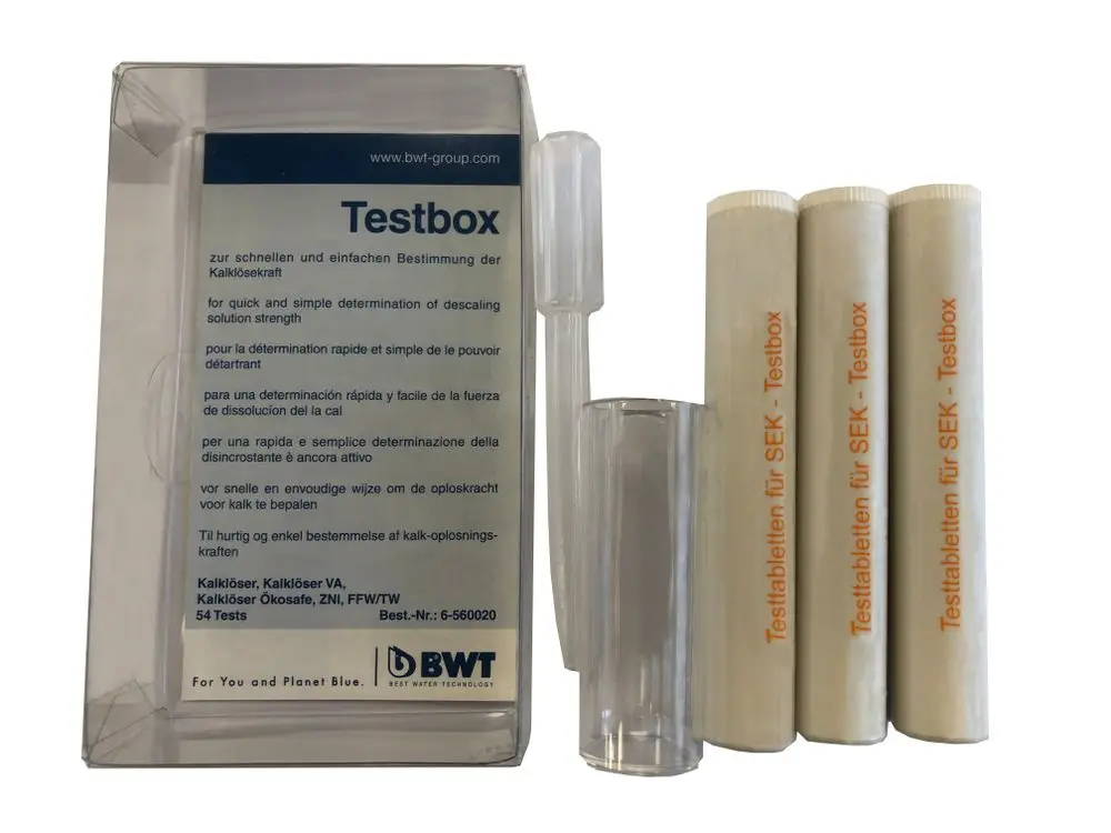 Testbox zur Bestimmung der Kalklösekraft von BWT, bestehend aus mehreren Testtabletten und einem klaren Behälter. Verpackung enthält mehrsprachige Anweisungen.